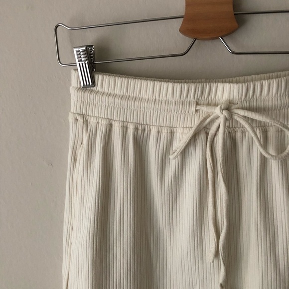 WEST OF MELROSE Kickin' It Casual Ribbed Shorts in Cream M - Picture 6 of 11